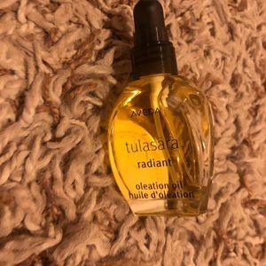 𝐴𝑣𝑒𝑑𝑎 𝑅𝑎𝑑𝑖𝑎𝑛𝑡 𝑂𝑖𝑙